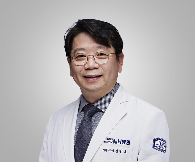 봄철 야외활동 늘며 발바닥 찌릿’…족저근막염 의심